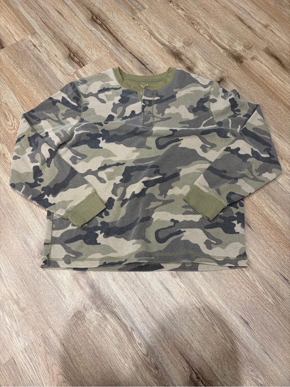 Vintage Y2K Men's Long-Sleeve Camo Henley Thermal in Olive and Gray